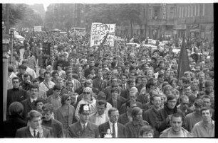 Kleinbildnegativ: APO-Mai-Demonstration, Neukölln und Kreuzberg, 1968