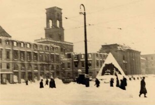Zerstörungen Zweiter Weltkrieg - Stadtgebiet. Marktplatz - Evangelische Stadtkirche und Rathaus