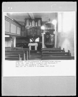 Inneres - Blick aus dem Langhaus in den Chor