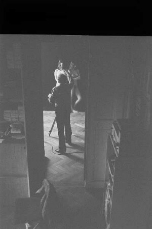Markkleeberg, Schillerplatz 3. Günter Rössler fotografiert in seinem Atelier zwei vor einer schwarzen Wand stehende junge Frauen
