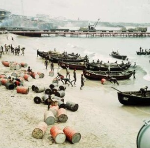 Accra. Surfboats : Accra (Ghana). Entladen von Fässern aus den Surfboats am Strand, 1. April 1959