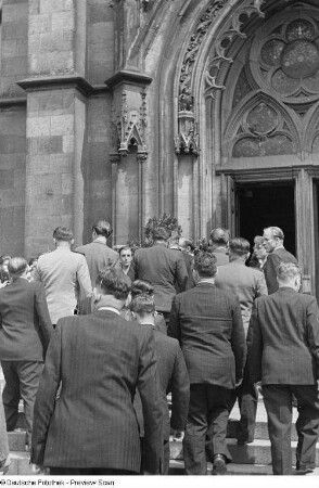 Menschen beim Betreten der Thomaskirche