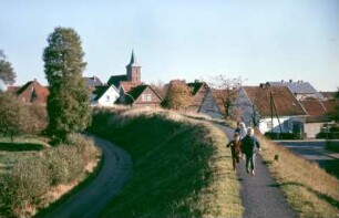 Flutschutzdeich in Neuenfelde : Hamburg-Neuenfelde. Kinder laufen über den Flutschutzdeich