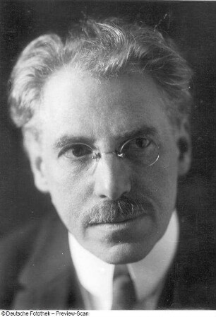 Alfred Reucker, Generalintendant der Staatstheater Dresden : Porträt Dr. Alfred Reucker, Generalintendant der Staatstheater Dresden. Aufnahme anläßlich der Uraufführung der Oper "Intermezzo" von Richard Strauss, Staatsoper Dresden 04.11.1924. Fotografie von Ursula Richter