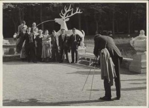 Fotograf bei der Aufnahme eines Erinnerungsfotos einer Gesellschaft im Park