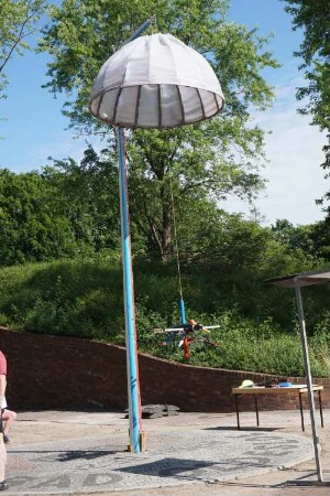 Bad Oldesloe: Kindervogelschießen: Festplatz (Exer), mittig Vogel, auf den die Jungen schießen, im Hintergrund Tisch mit Holzarmbrust, 30.06.2022