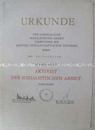 Urkunde zum Ehrentitel "Aktivist der sozialistischen Arbeit" (in Mappe)