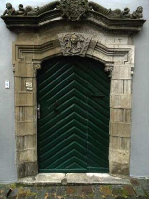 Stadtbild-Schuhgasse (4) Giebelständiges Haus von 1717-Portal mit ornamentiertem Gewände sowie Wappenkartausche und Schutzengel in Übersicht