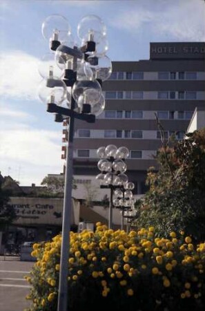 Freiburg: Blumen und Kugellaternen vor Hotel Stadt Freiburg