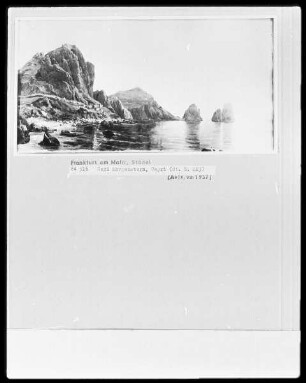 Die Südküste der Insel Capri mit der Piccola Marina und den Faraglioni