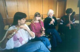 Marburg. Carl-Strehl-Schule. Musikunterricht. Blinde Schülerinnen lernen Handhabung einer Querflöte