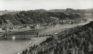 Sächsische Schweiz. Elbtal bei Bad Schandau. Brücke, Rathmannsdorf-Wendischfähre (Rathmannsdorf-Fähre) und Bad Schandau. Blick über die Elbe nach Osten gegen Rathmannsdorfer Höhe und Schrammsteine