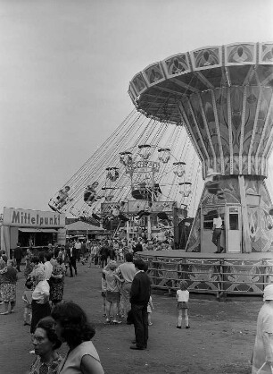 Dresden. Vogelwiese, Besucher vor dem Kettenkarussell und Riesenrad