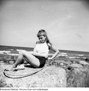 Ostsee; Gisela mit Reifen, beim Sprung