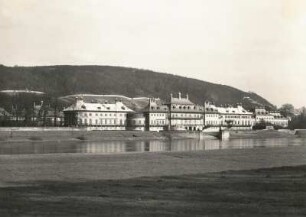 Elbtallandschaft. Pillnitz. Schloß. Gesamtansicht vom linken Elbufer aus