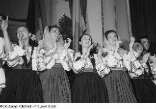 Tänzer des Rahmenprogramms zur Leipziger Herbstmesse 1954 bei der Entgegennahme von Auszeichnungen