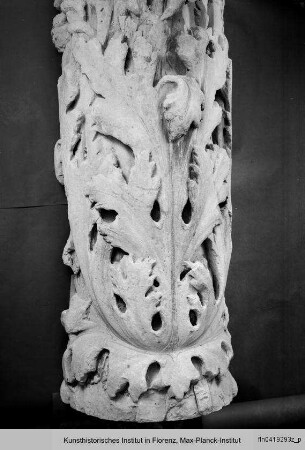 Fragment der nördlichen Rankensäule vom Hauptportal des Domes