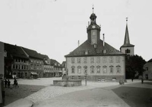 Kölleda, Markt : Kölleda. Markt mit Wipertibrunnen, Rathaus und Turm der Wipertikirche. Blick nach Osten