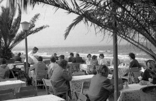 Timmendorfer Strand: Strandterrasse mit Gästen