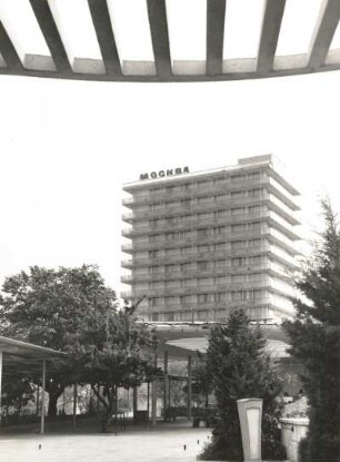 Slatni pjasazi (Goldener Sand, Goldstrand) bei Warna, Bulgarien. Hochhaus Hotel Moskwa, vom Strand aus gesehen, vorn Sonnenschirmverleih