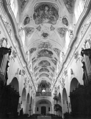 Innenraum der Barockkirche Ochsenhausen mit der berühmten Gabler Orgel