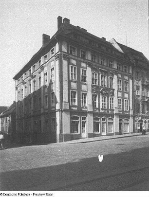 Bautzen, Hauptmarkt 8. Wohnhaus mit Läden (um 1720). Eckansicht