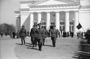 Chisinau: Marschall Antonescu auf dem Weg zur Tribüne