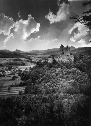 Wolkenbilder. Pfalz. Landschaftsausschnitt mit Höhenburg