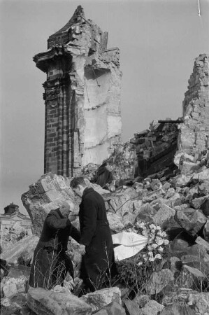 Dresden-Altstadt. Ruine der Frauenkirche. Zwei Männer legen einen Kranz mit Schleife vom Kreisvorstand der CDU auf die Trümmer zum Gedenken an die Zerstörung der Stadt am 13. Februar 1945