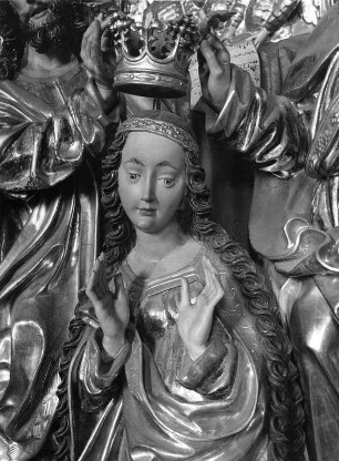 Flügelaltar : Flügelaltar. Holz, geschnitzt, gefaßt (1505/1515; Villacher Schule) Schrein mit Marienkrönung. Hüftstück der Maria. Villach-Maria Gail, Pfarrkirche Unserer Lieben Frau