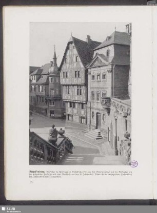 Aschaffenburg. Blick über die Freitreppe der Stiftskirche (1723 von Joh. Schuller erbaut) auf den Stiftsplatz mit der spätgotischen Freikanzel und einer Domburse aus dem 18. Jahrhundert