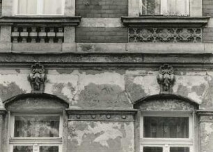 Chemnitz, Augustusburger Straße 173. Wohnhaus (um 1900), Gurtgesims (zwischen Erdgeschoß und 1. Obergeschoß)