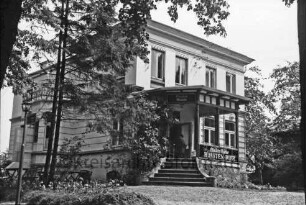 Gaststätte "Glinder Mühle": Kupfermühlenweg: ehemalige Villa am Mühlenteich: vorn Zaun: rechts und links Bäume