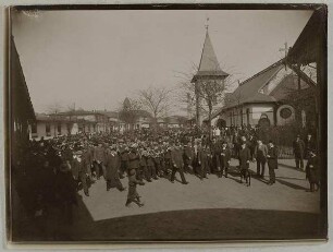 Auswanderer-Hallen auf der Veddel, Umzug mit Musik auf der Promenade