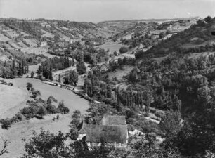 Im Taubertal : Rothenburg ob der Tauber. Taubertal oberhalb der Stadt. Blick nach Norden gegen die Bronnenmühle im Mittelgrund und Kurze Stiege im Talboden