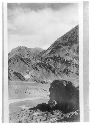 Indien. Kashmir. Ladakh. Oberes Indus-Tal. Indus zwischen Kalatse und Nimu. Blick vom rechten Ufer nach Südwest in die Zanskar-Kette