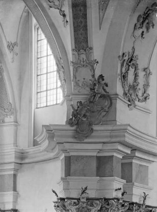 Putti mit Lanze