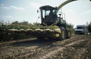 Fotografie: Erntetechnik, Feldhäcksler selbstfahrend, Maisgebiss, Silomais