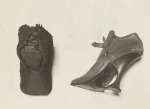 links: Überschuh, verwendet beim Scharfrennen, rechts: Damenschuh