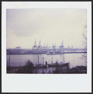 Blick auf den Hamburger Hafen an der Elbe