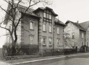 Radeberg, Wohnhaus : Radeberg. Wohnhaus. Dr.-Rudolf-Friedrichs-Straße. Straßenansicht mit Einfriedung