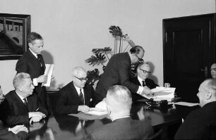 Freiburg: Regierungspräsidium; Unterzeichnung des Deutsch-schweizerischen Grenzvertrages