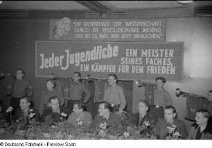 Eröffnung des FDJ-Schuljahres bei der Stadtverwaltung mit einer FDJ-Fanfarengruppe