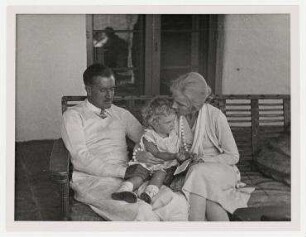 Die Schauspielerin Ann Harding mit ihrem Mann Harry Bannister und ihrer Tochter Jane in ihrem Haus in Hollywood. von links: Harry Bannister, Jane und Ann Harding