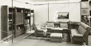 Ausstellungskoje des VEB Möbelkombinat Zeulenroda-Triebes mit Wohnzimmermöbeln