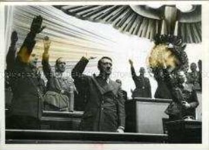 Adolf Hitler vor seiner Rede im Reichstag