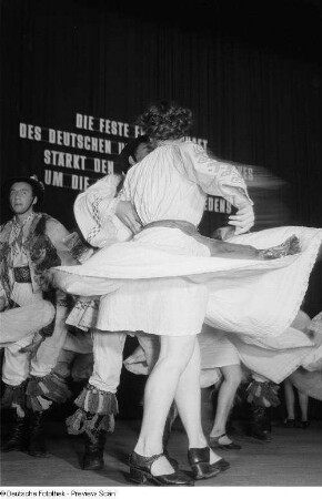 Tänzer des Rahmenprogramms zur Leipziger Herbstmesse 1954