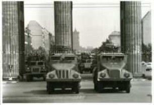 Panzerwagen an der Berliner Sektorengrenze am Brandenburger Tor