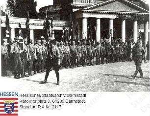 Darmstadt, Waldfriedhof / Beisetzung von Peter Gemeinder (1891-1931) / Gruppenaufnahme der Trauergäste in NS-Uniform und mit Hakenkreuzfahnen
