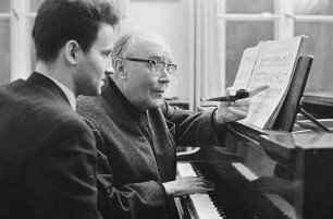 Porträt Wilhelm Weismann (1900-1980; Komponist, Musikschriftsteller). Aufnahme 1968 mit einem Studenten brei Erläuterungen am Flügel. Fotografie von Evelyn Richter